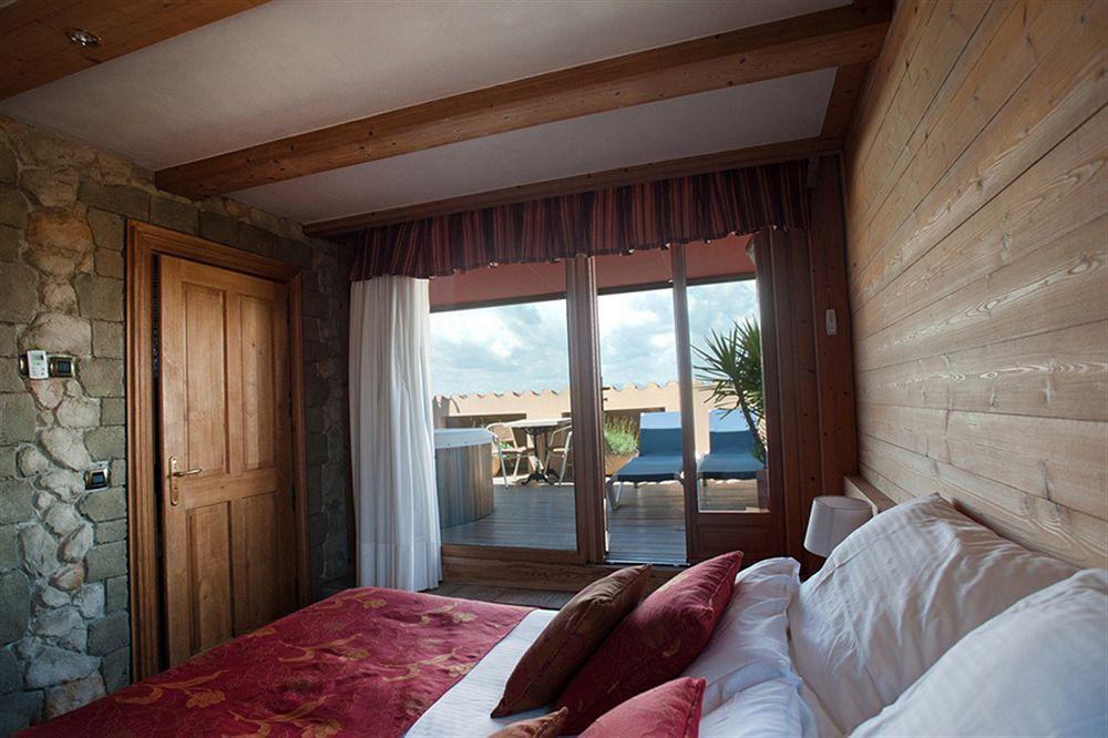 Hotel La Placa Garriguella Eksteriør billede